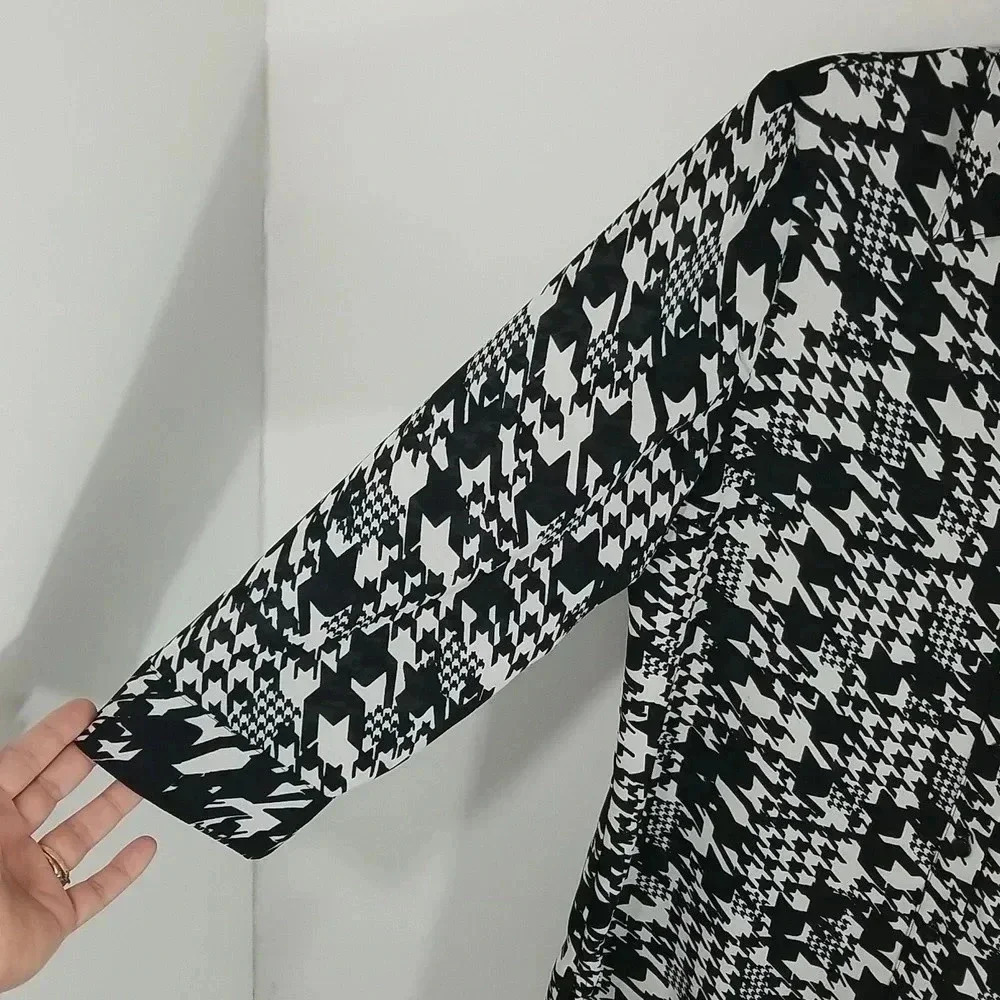 {Chico’s} Black & White Houndstooth Print Blouse 3/4 Sleeve High Low Hem - Picture 7 of 15